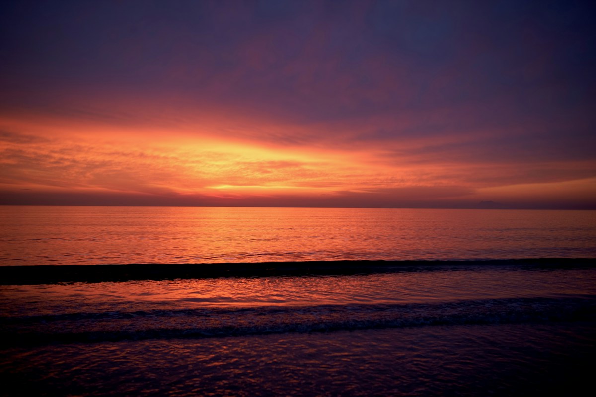 Un coucher de soleil lumineux au-dessus du rivage